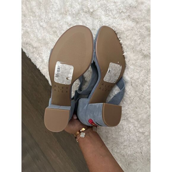 Alex + Alex blue suede open toe block heel sandals flower embroidered size 7 - Picture 3 of 4